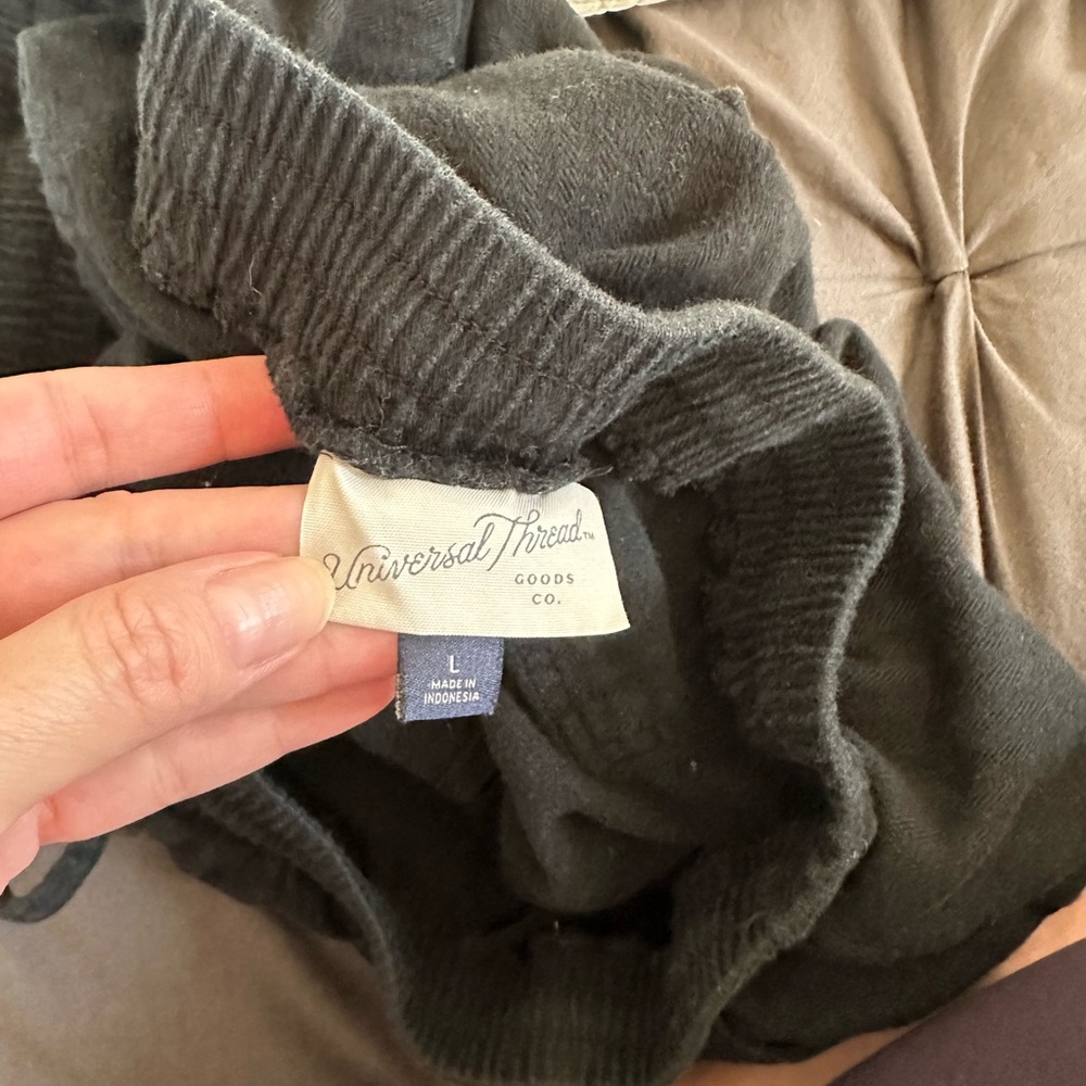 Universal Thread Shorts - Picture 3 of 4